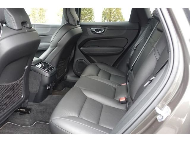 Volvo  B5 AWD R-Design HUD PGSD ACC BLIS RFK AHK