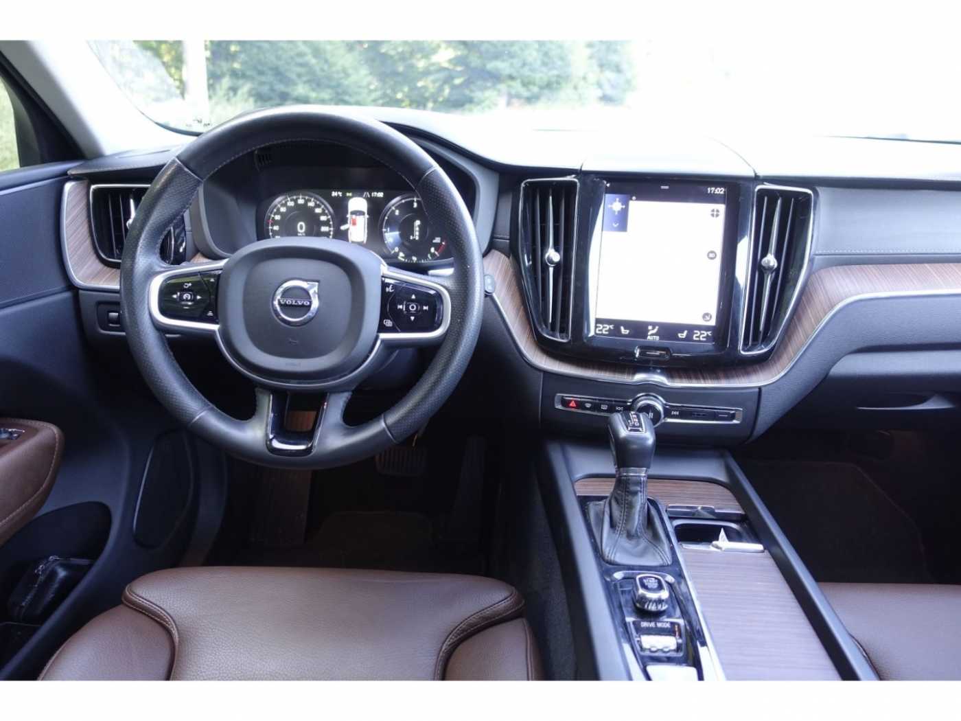 Volvo  D5 AWD Inscription  EU6d-T  / AHK / Pano /