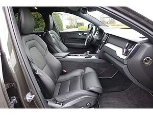 Volvo  B5 AWD R-Design HUD PGSD ACC BLIS RFK AHK