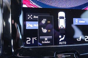 Volvo  B4 D AWD R Design /Einparkh v. +hi/ Pano/Kam