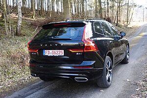 Volvo  B4 D AWD R Design /Einparkh v. +hi/ Pano/Kam
