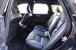 Volvo  B4 D AWD R Design /Einparkh v. +hi/ Pano/Kam