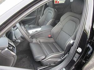 Volvo  Plus Dark B4 Benzin StandHZG AHK Panorama Leder AHK-el. klappb. digitales Cockpi