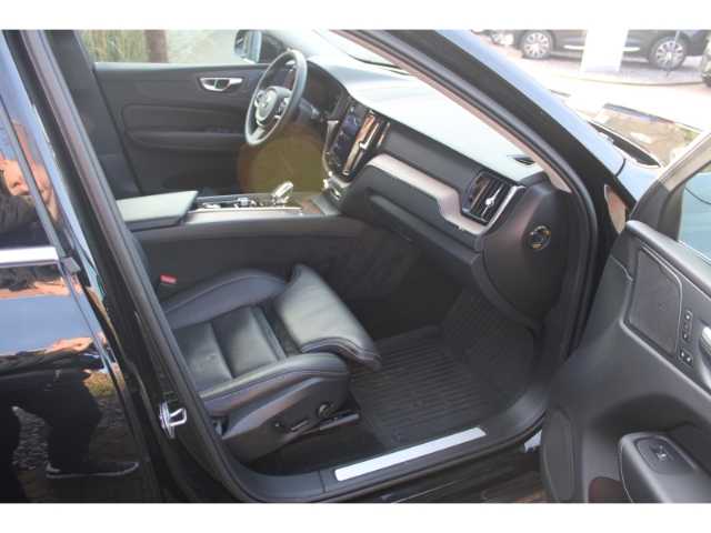 Volvo  B4 Diesel AWD Ultimate Bright mit AHK, Massage, Standheizung, HuD, Panorama, Kamera, A