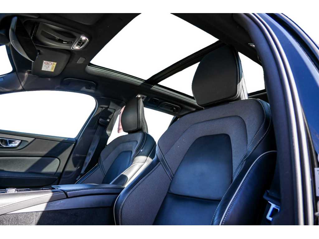 Volvo  T6 Recharge AWD R-Design H-K Pano Kam