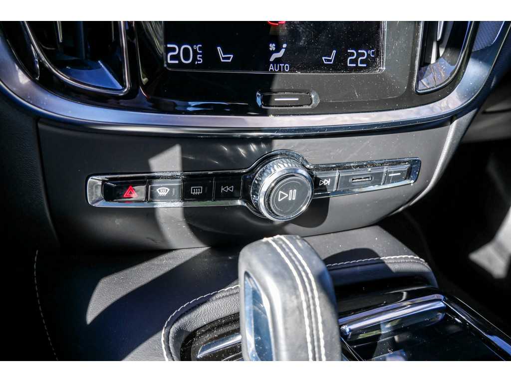 Volvo  T6 Recharge AWD R-Design H-K Pano Kam