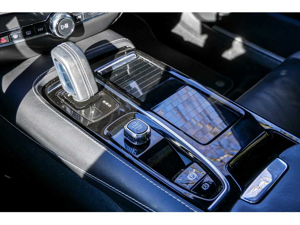 Volvo  T6 Recharge AWD R-Design H-K Pano Kam