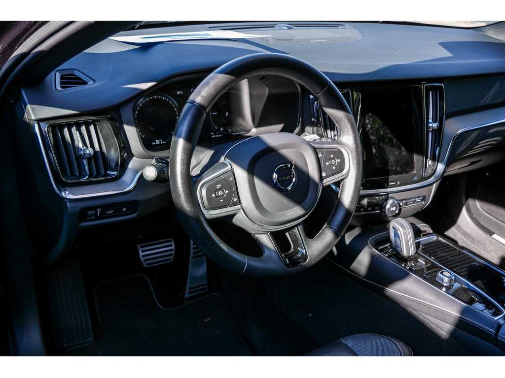 Volvo  T6 Recharge AWD R-Design H-K Pano Kam
