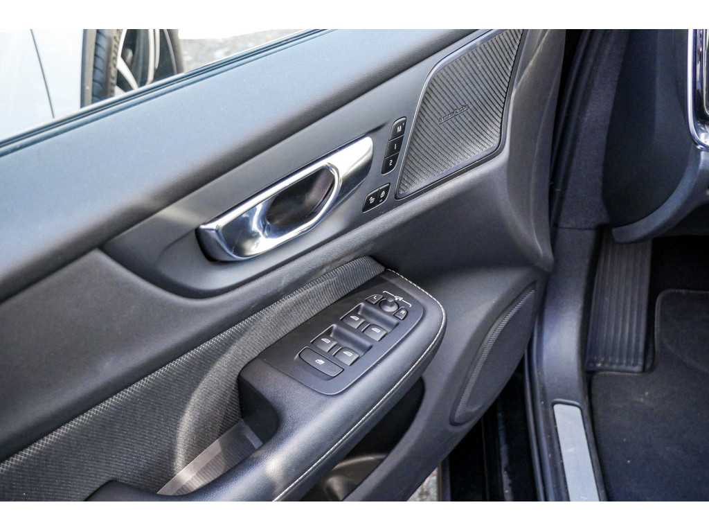 Volvo  T6 Recharge AWD R-Design H-K Pano Kam