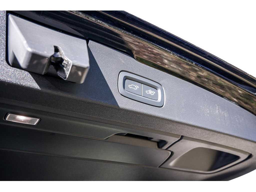 Volvo  T6 Recharge AWD R-Design H-K Pano Kam