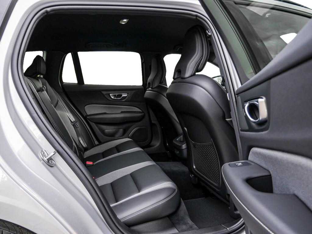 Volvo  B4 Plus Dark Navi Kam ACC BLIS HK SHZ LH
