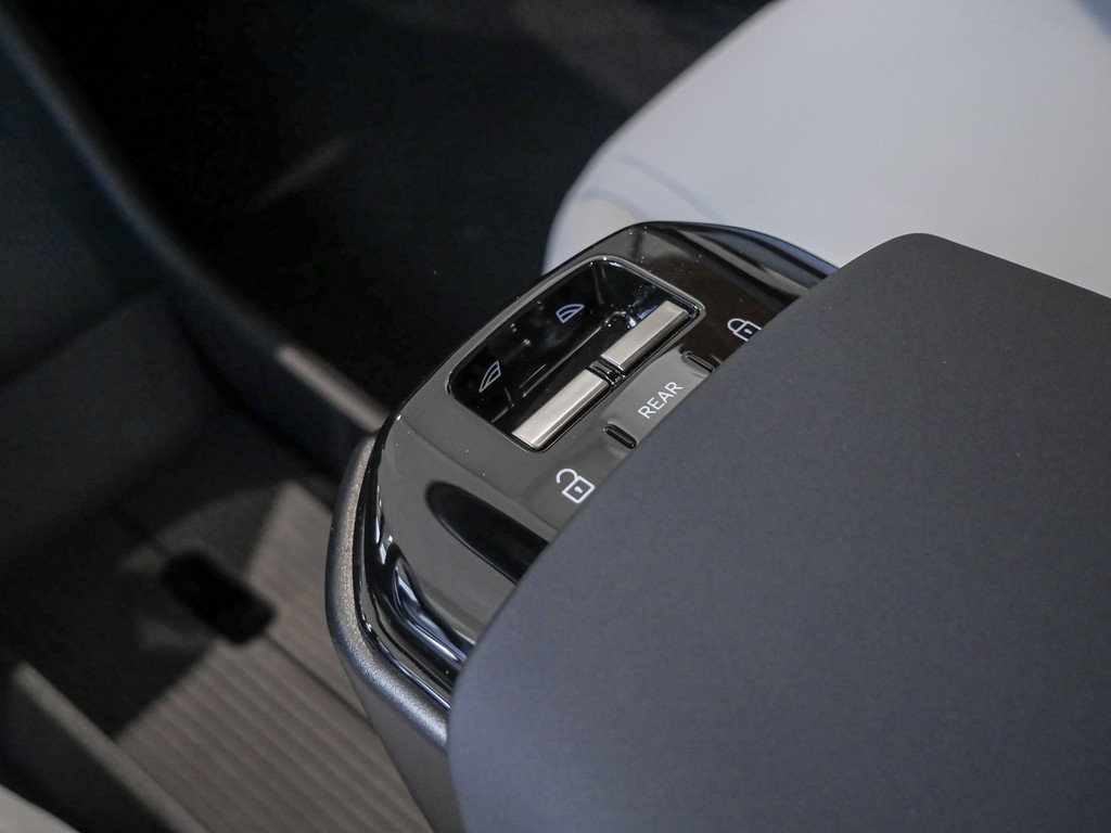 Volvo  AWD Ultra Pure Electric Pano 360° Navi