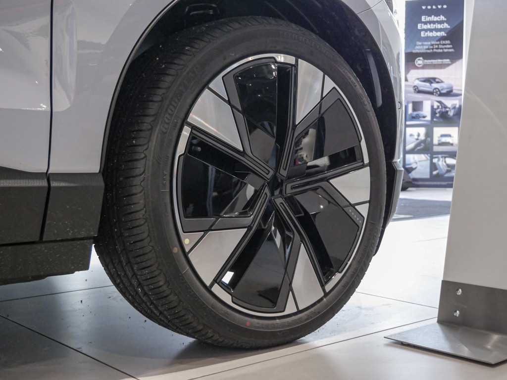 Volvo  AWD Ultra Pure Electric Pano 360° Navi