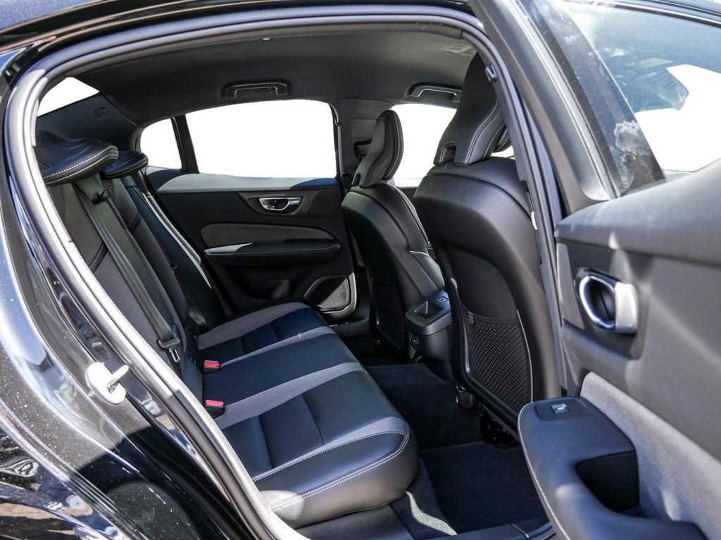 Volvo  B4 Plus Dark ACC SHZ Memory Kam