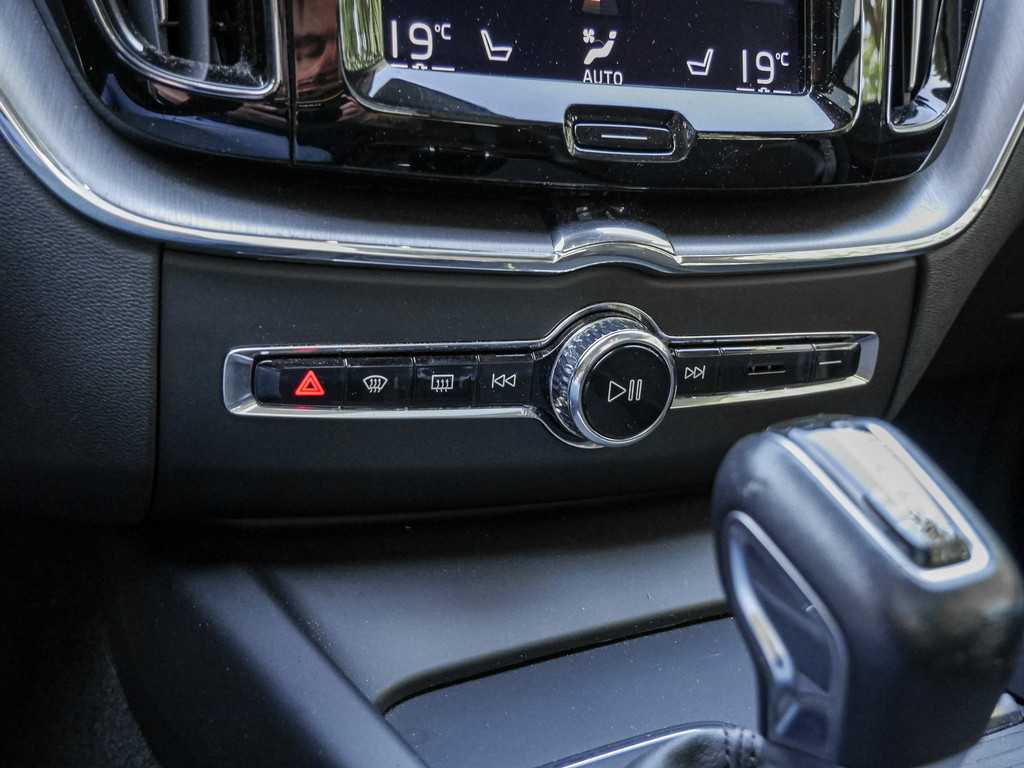 Volvo  D4 AWD Momentum Navi Kam Pano AHK