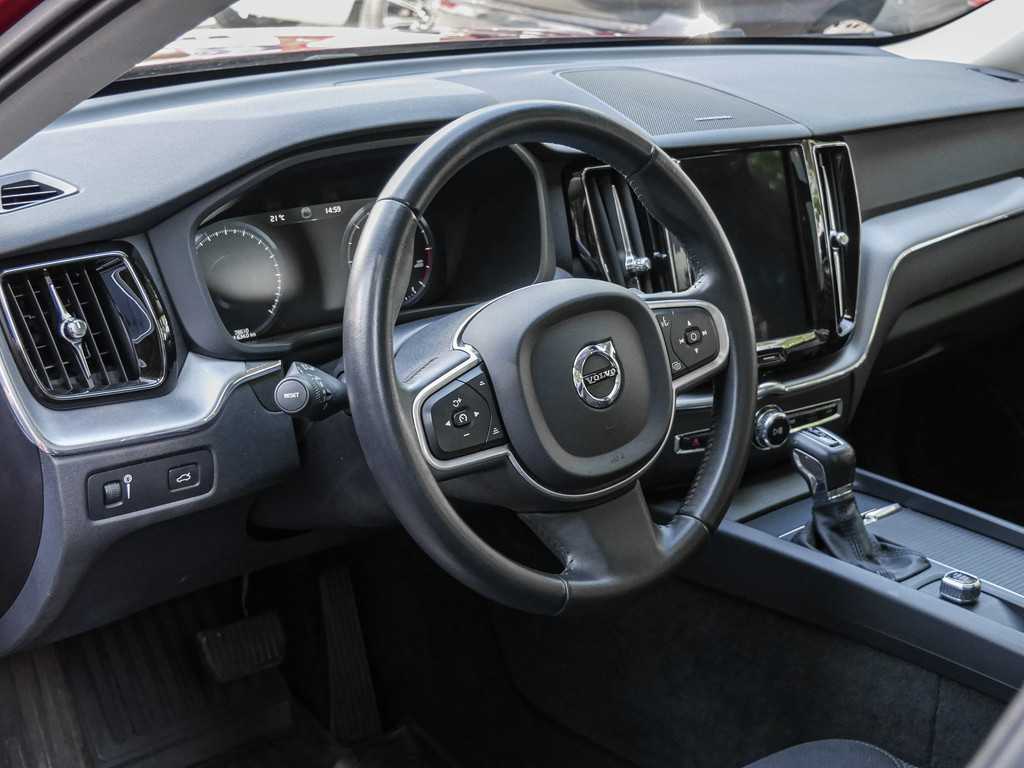 Volvo  D4 AWD Momentum Navi Kam Pano AHK