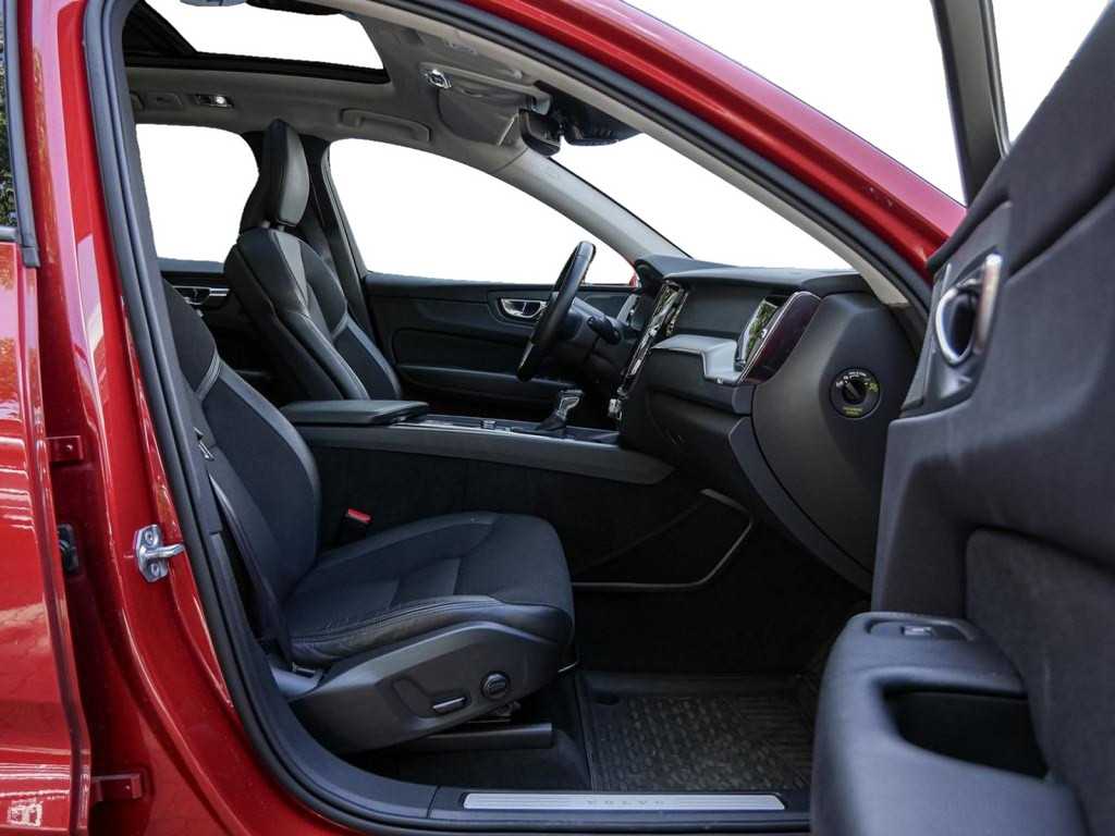Volvo  D4 AWD Momentum Navi Kam Pano AHK