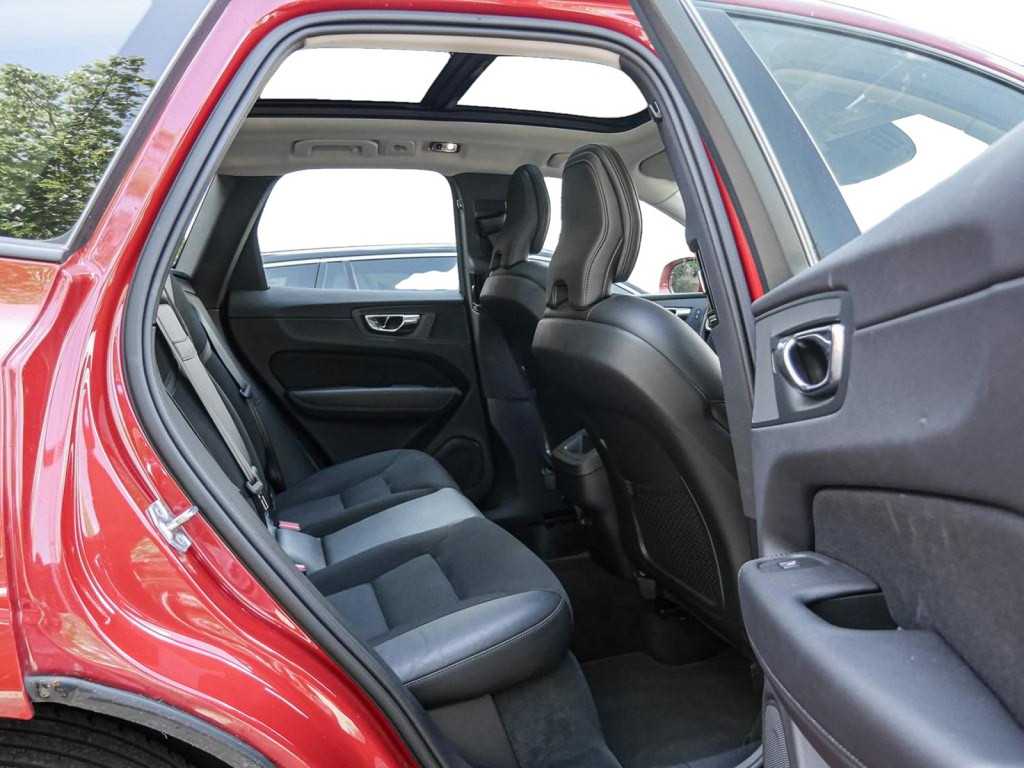 Volvo  D4 AWD Momentum Navi Kam Pano AHK