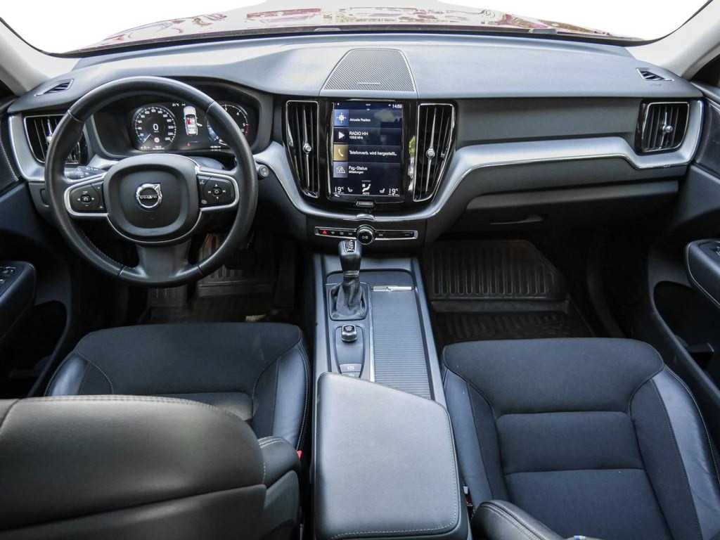 Volvo  D4 AWD Momentum Navi Kam Pano AHK