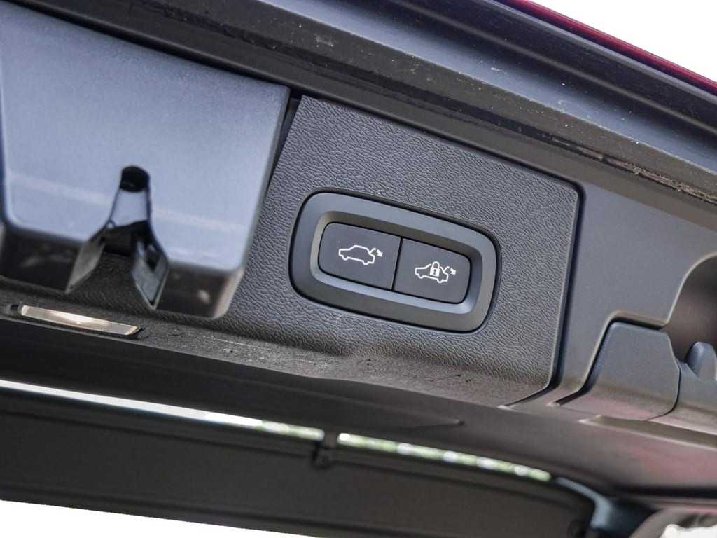 Volvo  D4 AWD Momentum Navi Kam Pano AHK