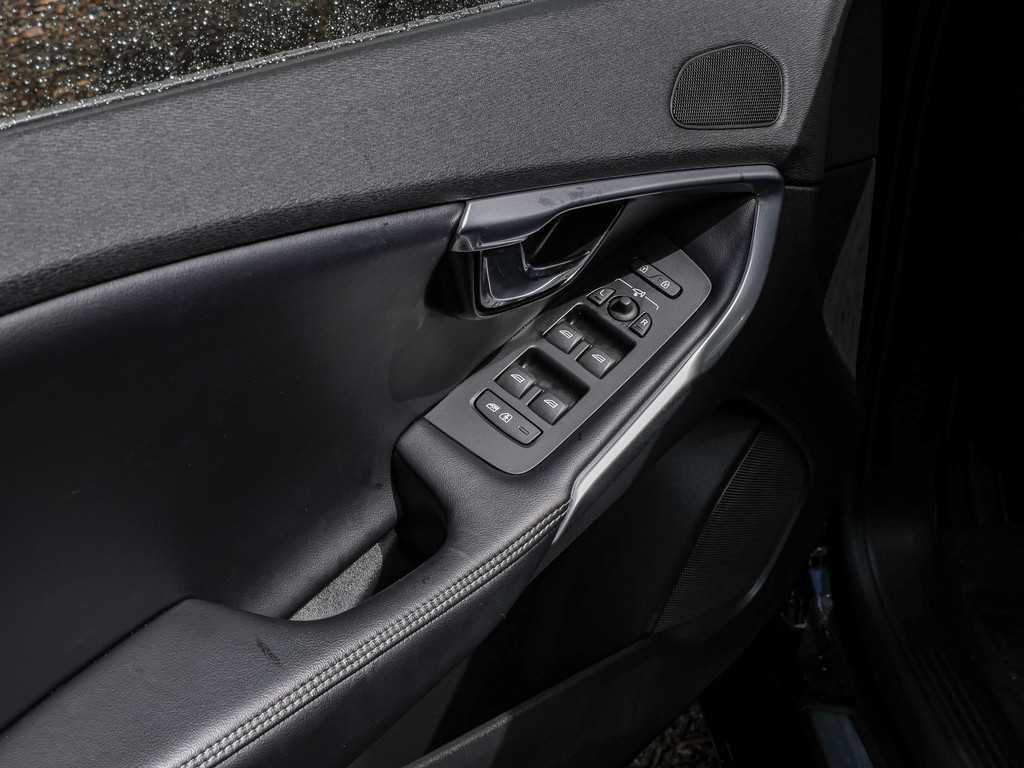 Volvo  D3 R-Design Geartronic Navi Pano SHZ