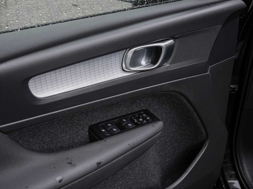 Volvo  T3 Momentum Pro Geartronic Kam SHZ Navi