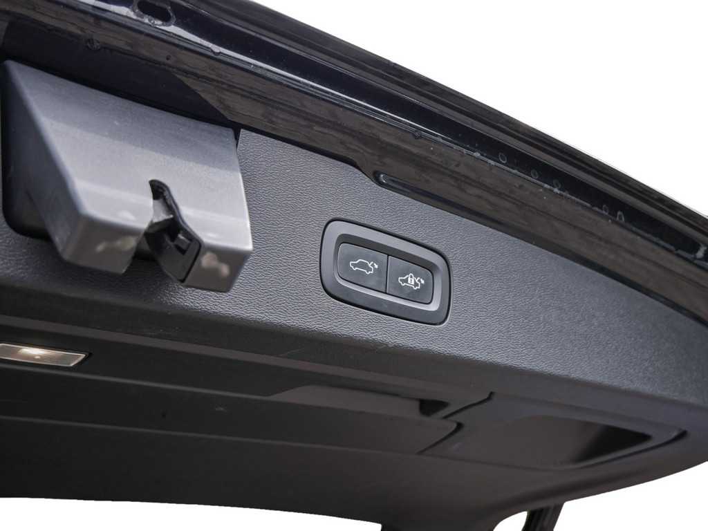 Volvo  T6 AWD R-Design Recharge Plug-In Hybrid