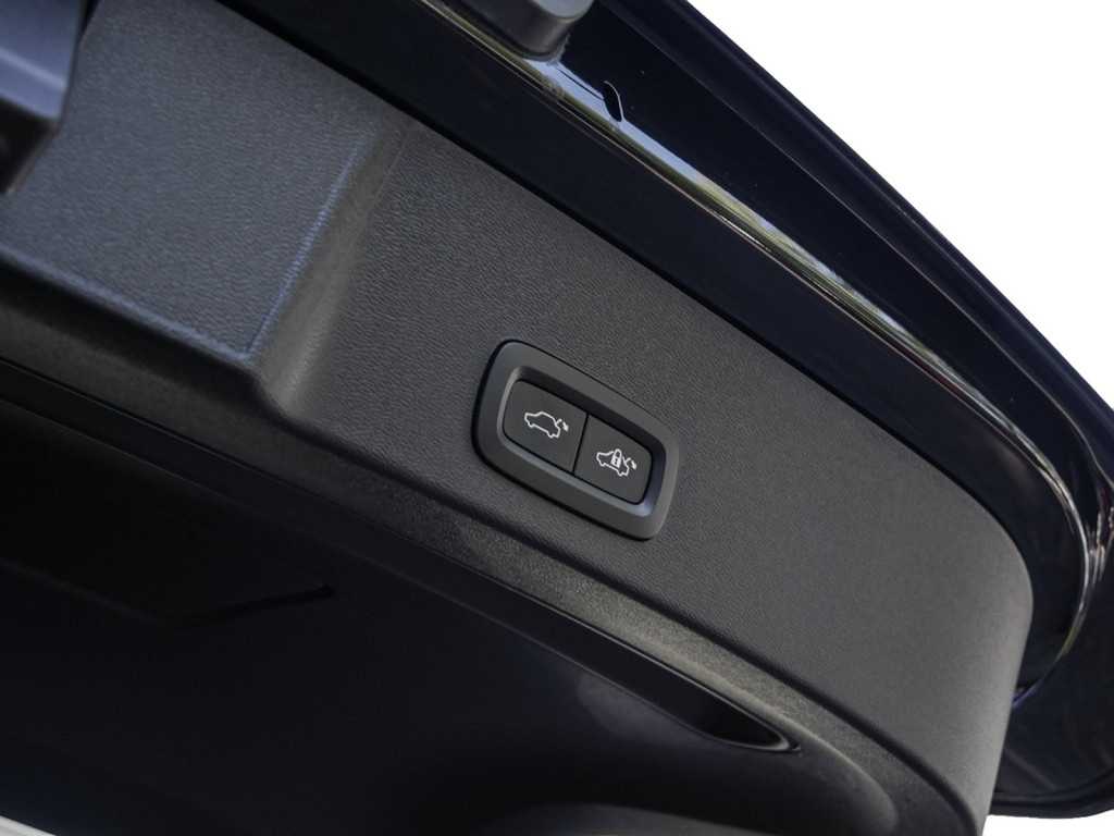 Volvo  D4 Momentum AWD Kam Pano Navi