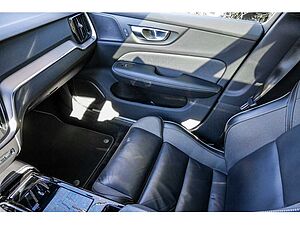 Volvo  T6 Recharge AWD R-Design H-K Pano Kam