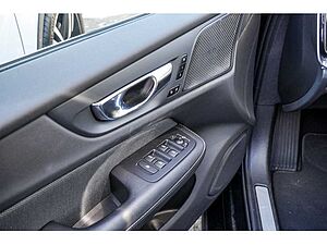 Volvo  T6 Recharge AWD R-Design H-K Pano Kam