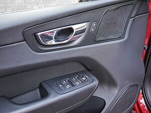 Volvo  D4 AWD Momentum Navi Kam Pano AHK