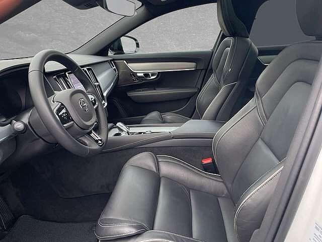 Volvo  B4 Mild-Hybrid Plus Dark ACC BLIS SD