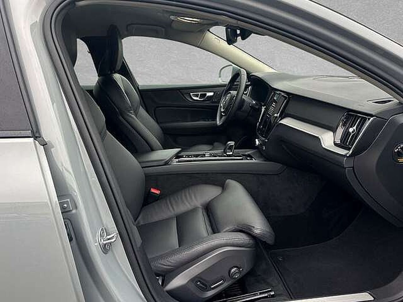 Volvo  B4 AWD Plus Mild Hybrid LED