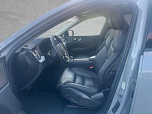 Volvo  B4 Mild-Hybrid Plus Dark AHK ACC LED