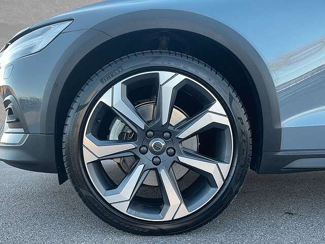 Volvo  B4 AWD Mild-Hybrid Ultimate