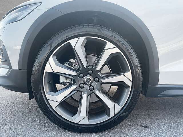 Volvo  B4 AWD Mild-Hybrid Ultimate