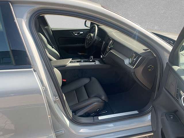 Volvo  B4 Mild-Hybrid Plus Dark ACC  SD