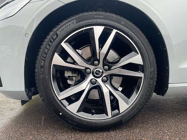 Volvo  B4 Mild-Hybrid Plus Dark ACC BLIS LED