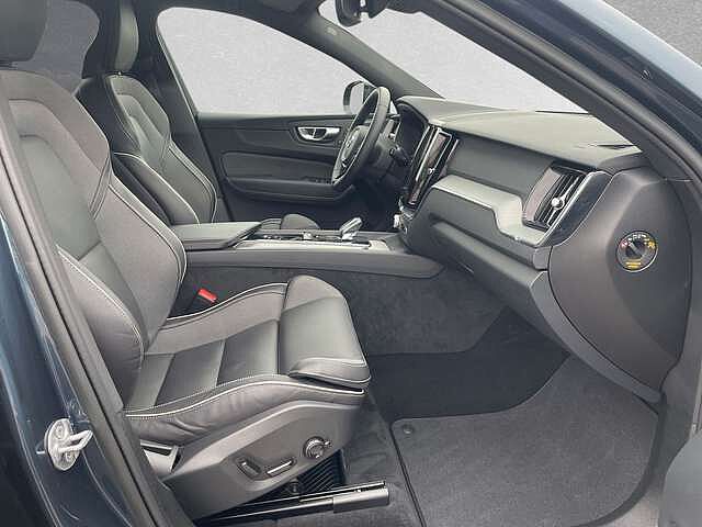 Volvo  B4 Mild-Hybrid Plus Dark AHK ACC LED