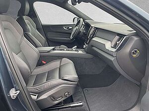 Volvo  B4 Mild-Hybrid Plus Dark AHK ACC LED