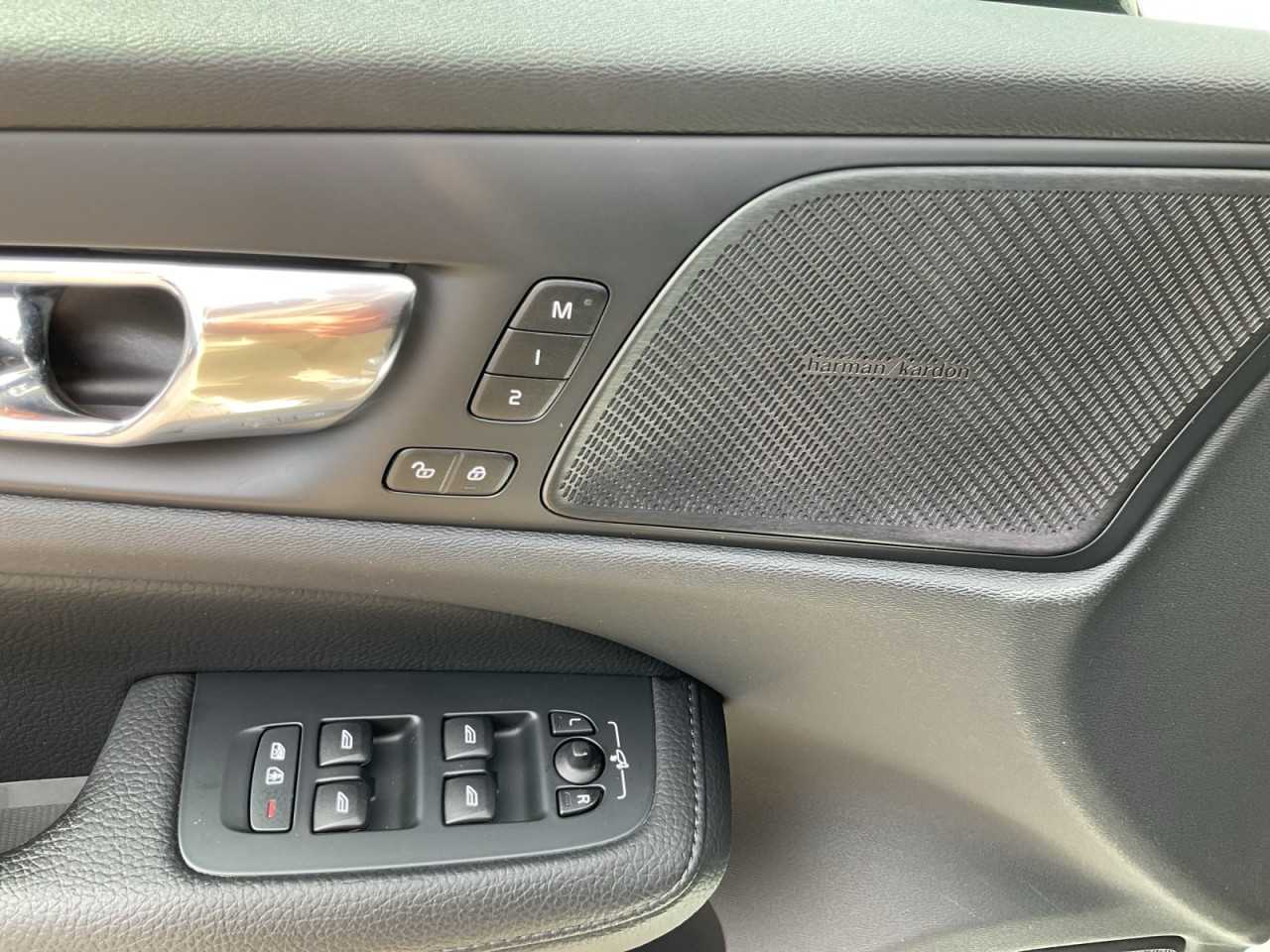 Volvo  Bluetooth Navi LED Vollleder Klima Standhzg Einparkhilfe el. Fenster