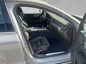 Volvo  B4 Mild-Hybrid Plus Dark ACC  SD