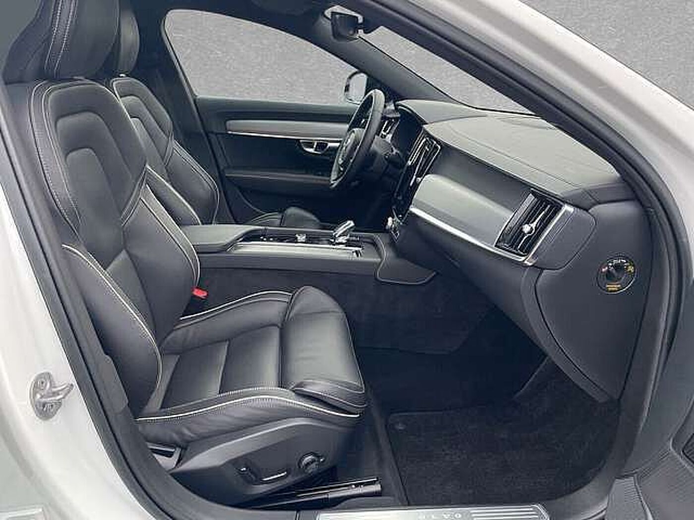 Volvo  B4 Mild-Hybrid Plus Dark ACC BLIS SD