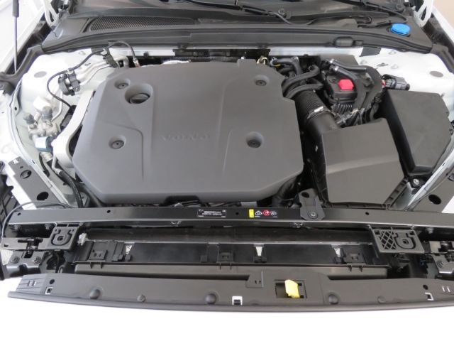 Volvo  B4 Diesel Plus Dark HarmannKardon 19Zoll Fah