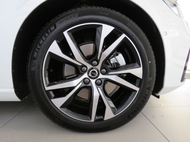 Volvo  B4 Diesel Plus Dark HarmannKardon 19Zoll Fah