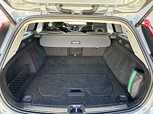 Volvo  Volvo B4 Benzin Plus Dark Fahrassistenz-P. W