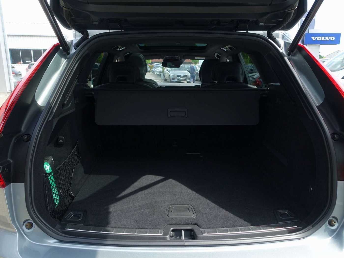 Volvo  T6 AWD R-Design/AHK/Kamera/HeadUP/Pano