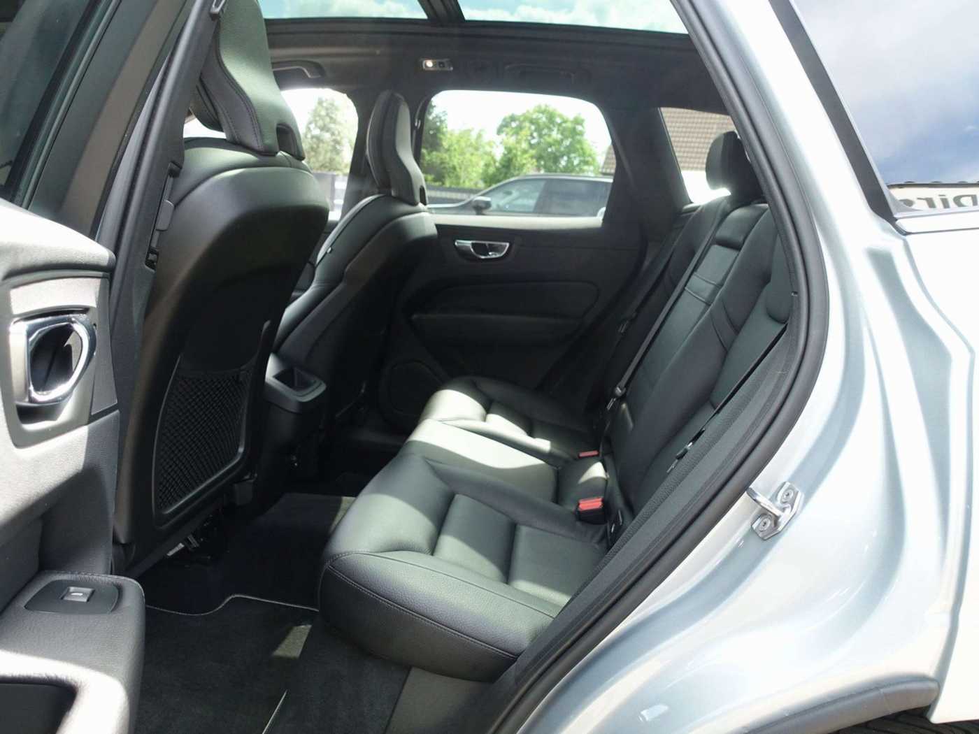 Volvo  T6 AWD R-Design/AHK/Kamera/HeadUP/Pano