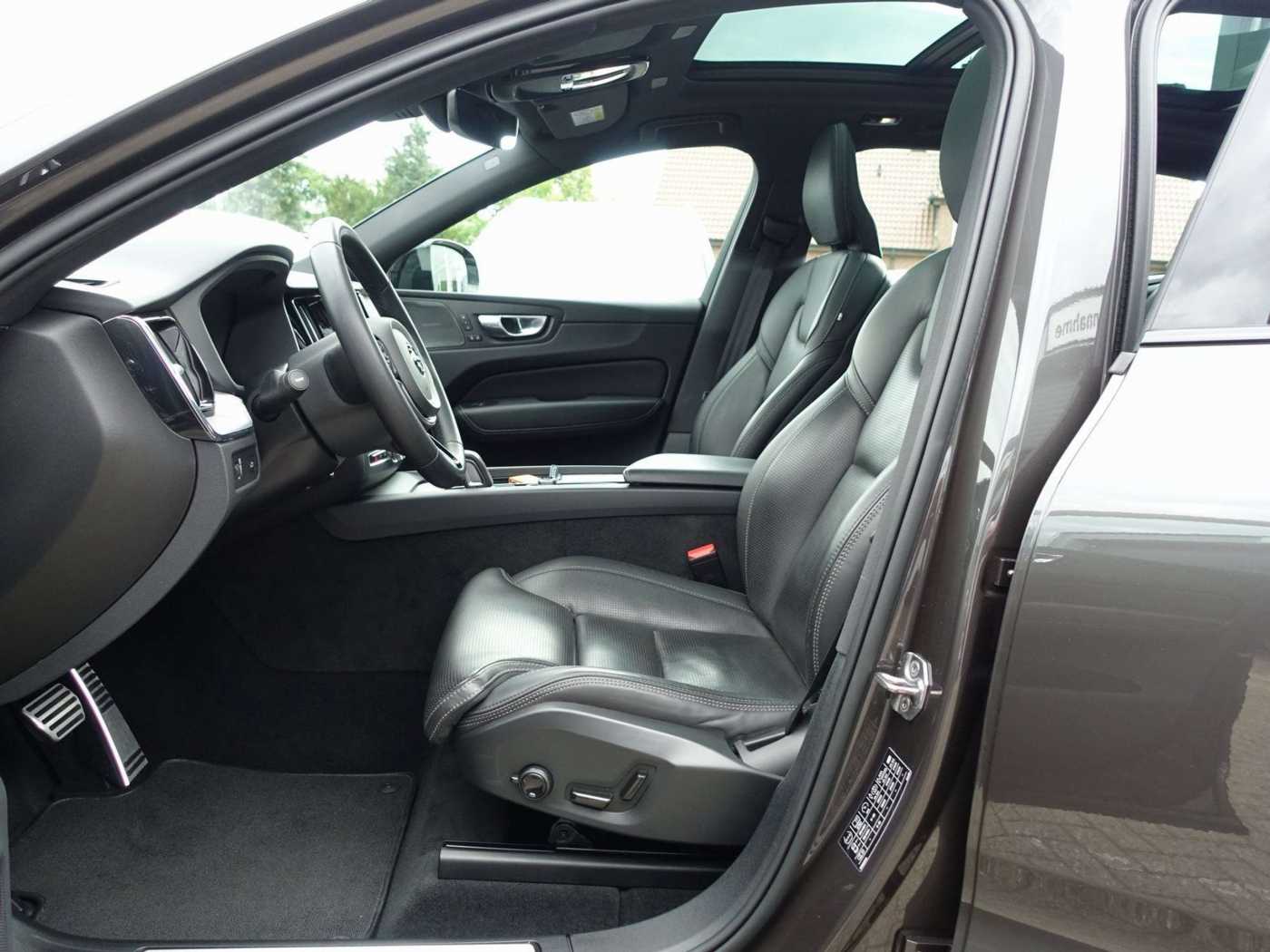 Volvo  B4 Dark/Pano/AHK/Kamera/H&K/Memory/Carplay