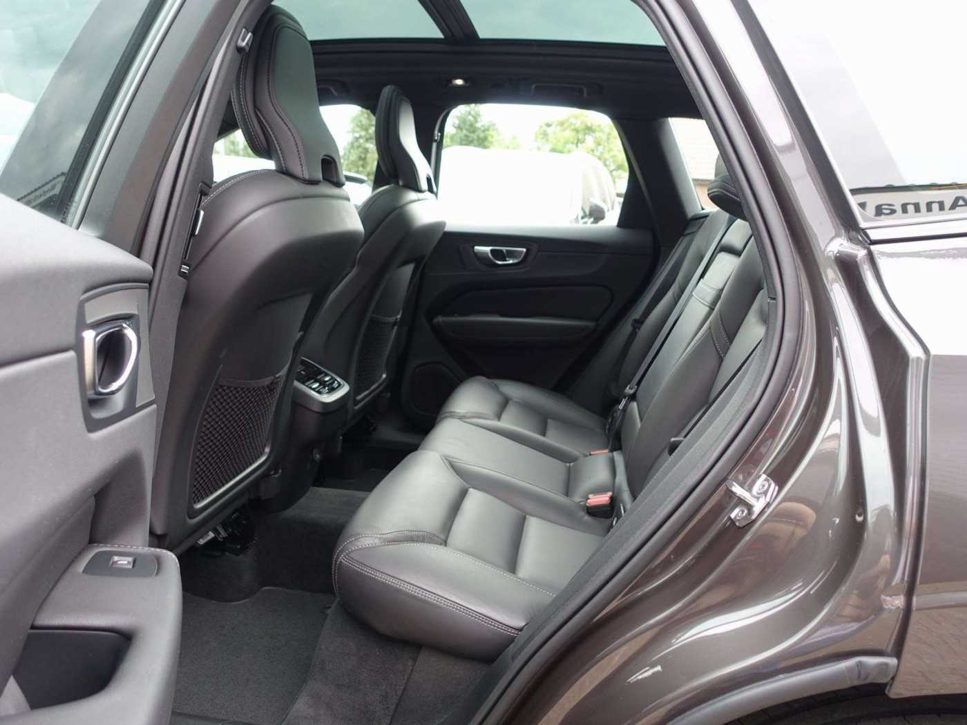 Volvo  B4 Dark/Pano/AHK/Kamera/H&K/Memory/Carplay